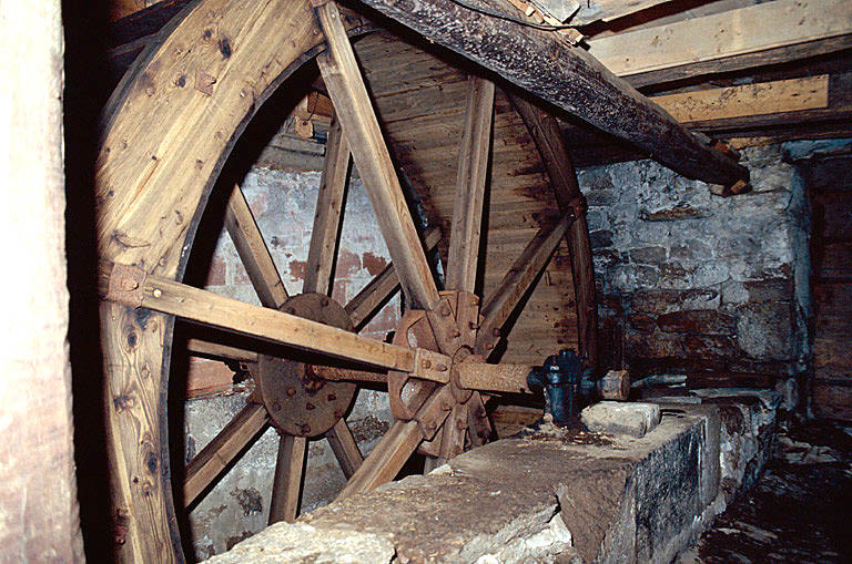 Roue hydraulique de 3,85 de diamètre au rez-de-chaussée