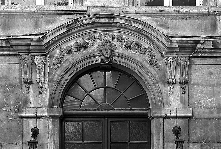 Porte sur cour (détail).