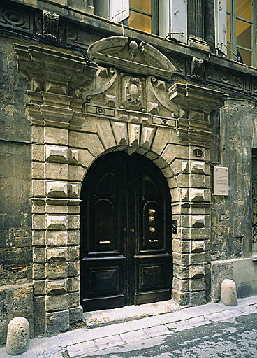 Porte d'entrée.