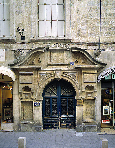 Porte d'entrée.