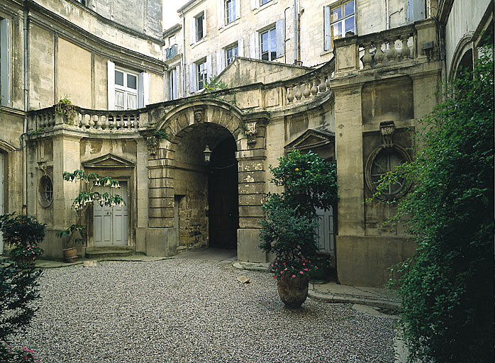 Corps d'entrée. Vue depuis la cour.