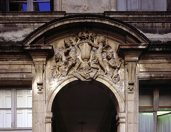 Fronton sculpté d'une porte sur la cour.