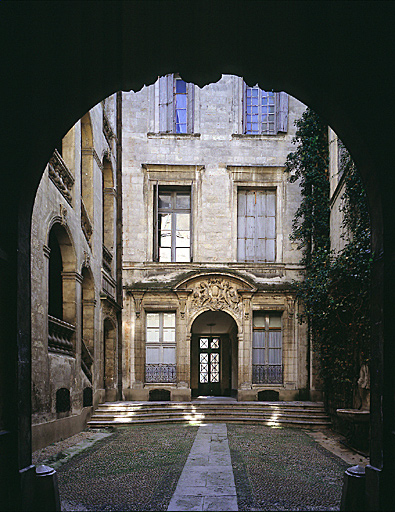 Vue générale de la cour.