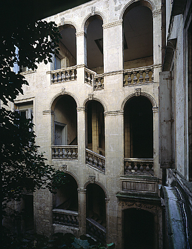 Façade du grand escalier.