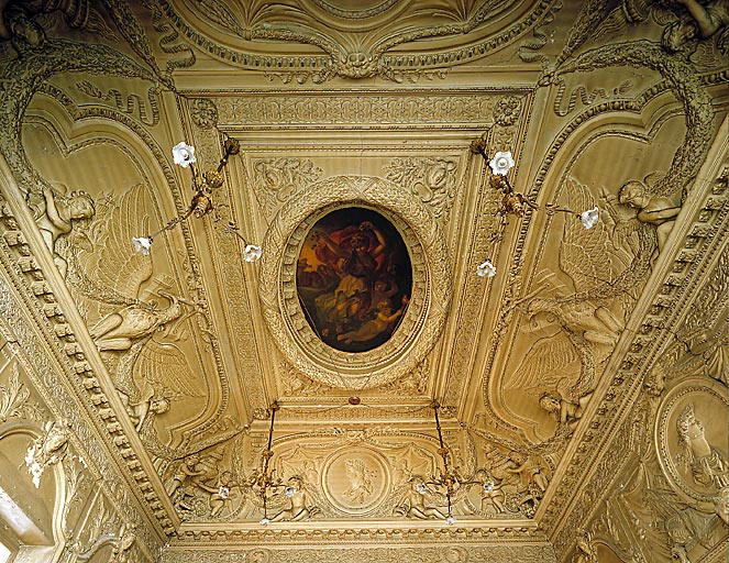 Plafond décoré de gypserie et peinture.