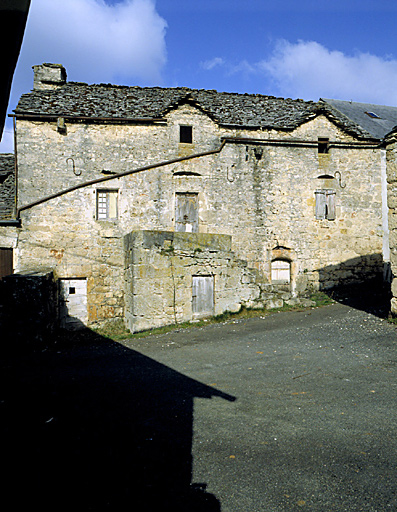 Vue d'ensemble d'un logis de ferme sur le causse de Sauveterre