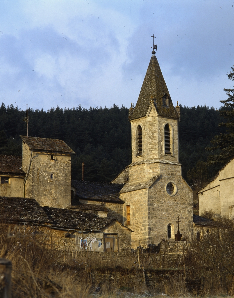 Vue d'ensemble de l'église et du presbytère prise du sud