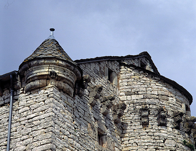 Angle sud-ouest avec le cul de lampe d'une échauguette disparue