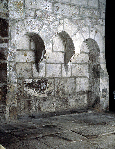 Emplacement présumé du tombeau primitif de saint Firmin dans le choeur