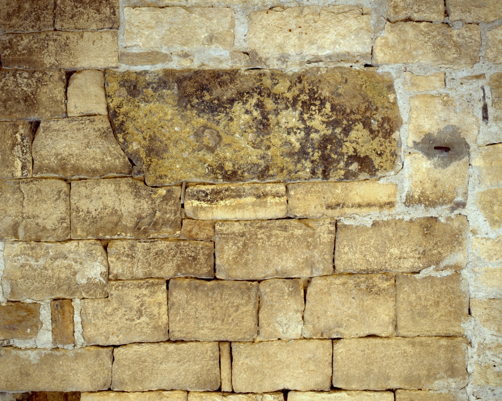 Mur en appareil assisé de grès, vestige supposé de la synagogue