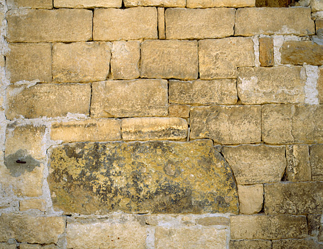 Mur en appareil assisé de grès, vestige supposé de la synagogue