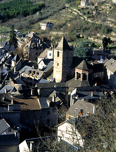 Vue d'ensemble du village prise de l'est ; au centre : l'église paroissiale Saint-Martin