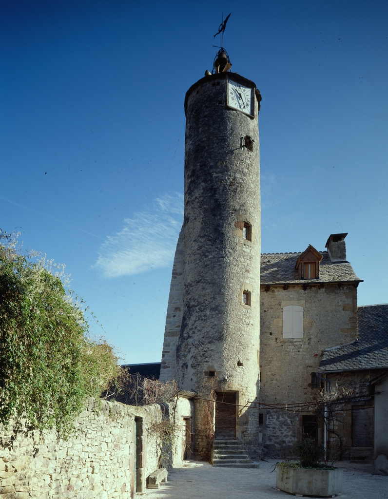 Vue d'ensemble de la tour construite à l'emplacement probable d'une tour de l'ancien château Saint-Etienne