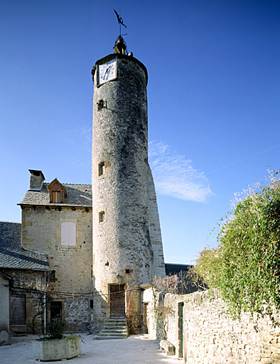 Vue d'ensemble de la tour construite à l'emplacement probable d'une tour de l'ancien château Saint-Etienne