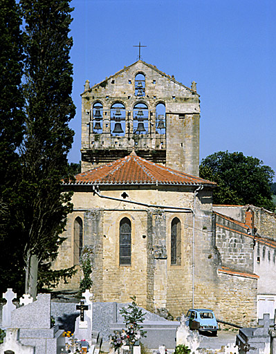 Vue du chevet et du clocher peigne à 4 arcades