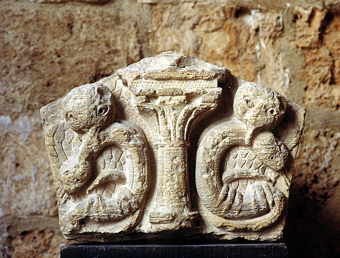 Sommier roman de la galerie supérieure du cloître, orné d'animaux affrontés.