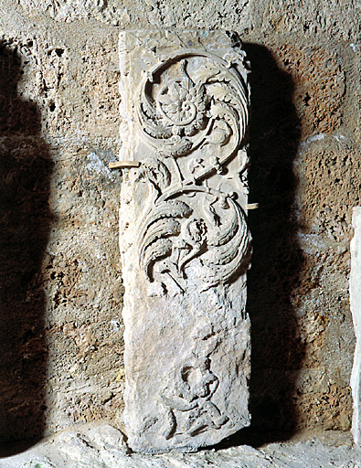 Pilastre provenant du cloître supérieur orné de rinceaux d'acanthes.