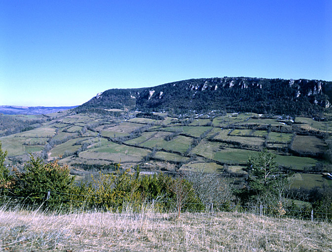 Paysage aux environs du village de La Canourgue avec les falaises du causse de Sauveterre