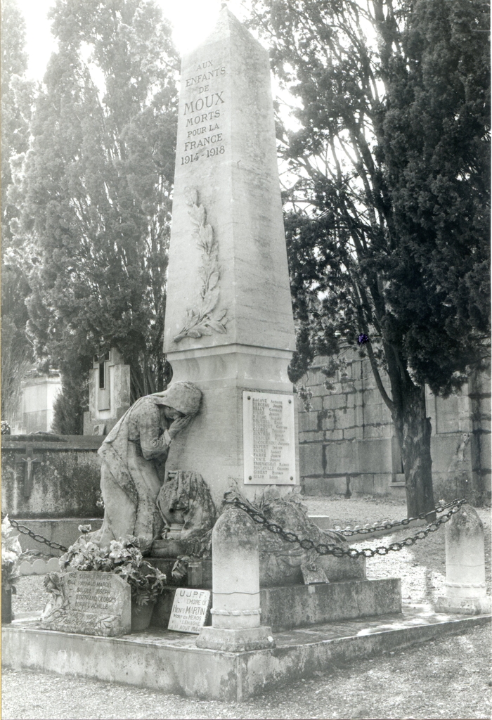 Vue d'ensemble du monument aux morts.