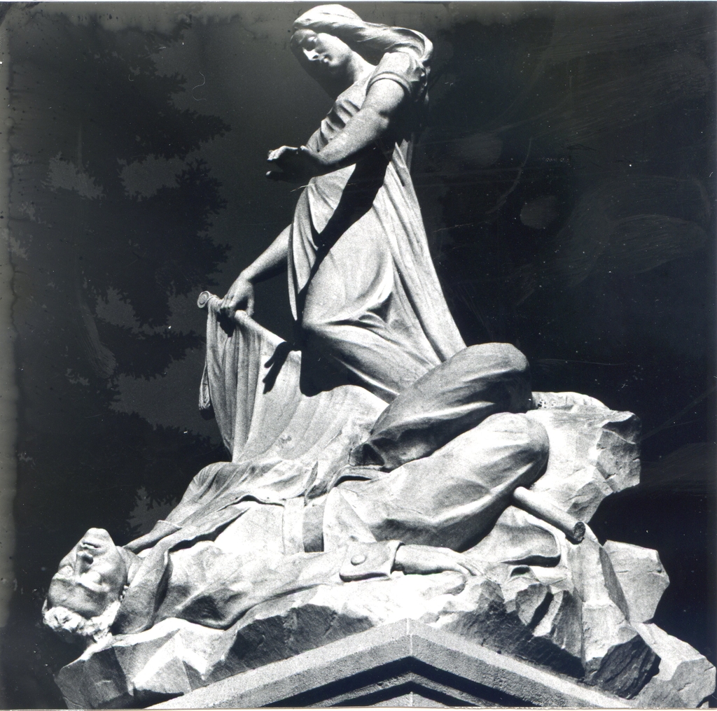 Détail du groupe sculpté au sommet du monument.