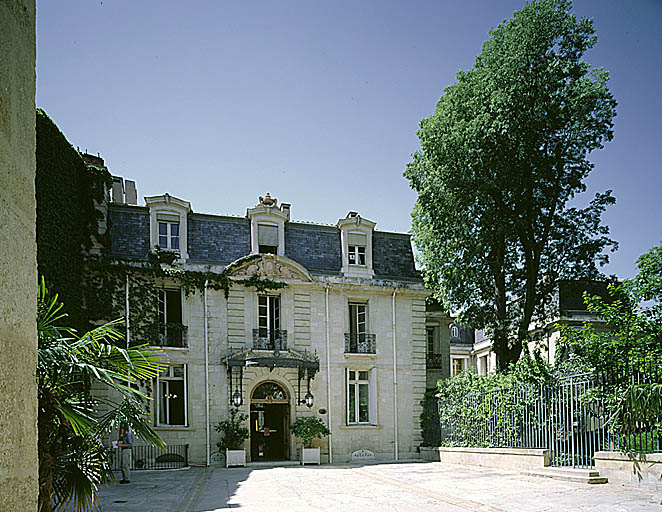 Ensemble de la cour d'honneur.