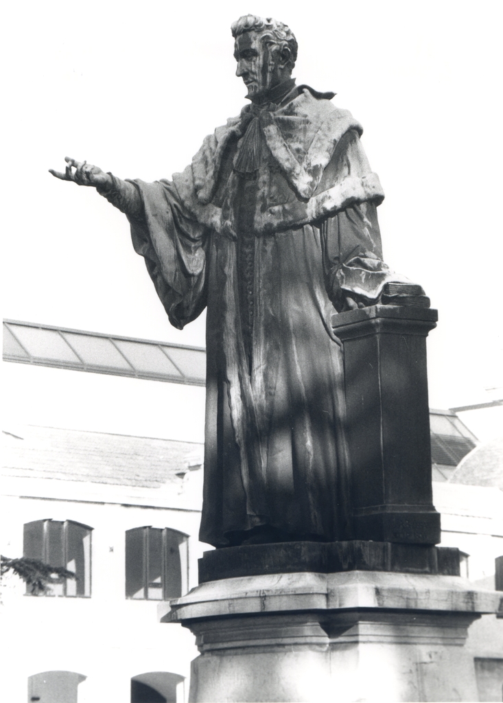 Détail de la statue en bronze représentant Jacques Delpech.