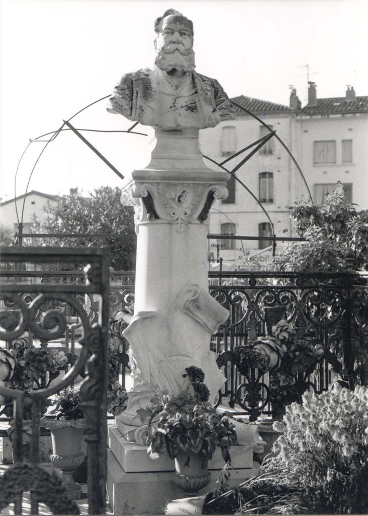 Vue d'ensemble de la statue.