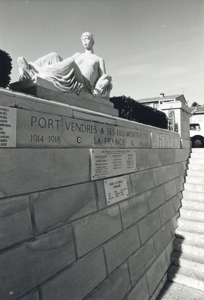 Vue rapprochée de face du monument.