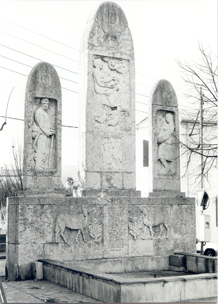 Vue d'ensemble de la face principale du monument.