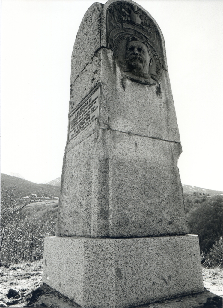 Vue d'ensemble de la face avant et de la face latérale gauche du monument