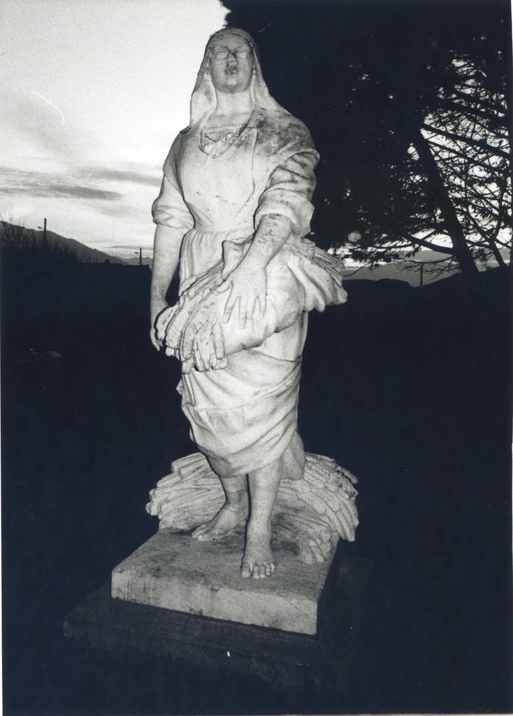 Vue de face de la statue.