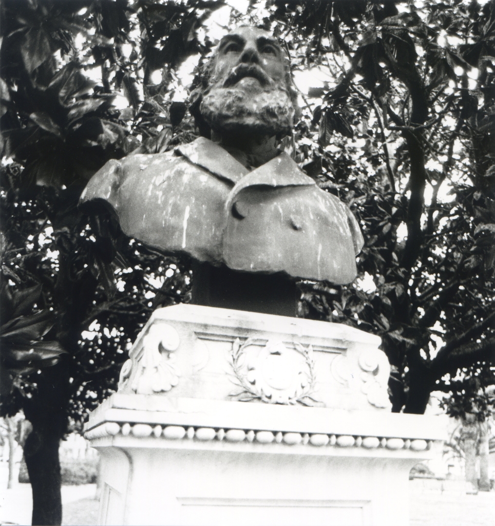Vue rapprochée de face de la statue.