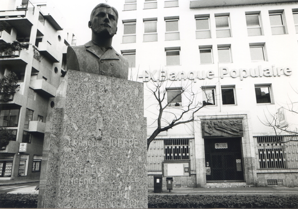 Vue rapprochée de face de la statue.