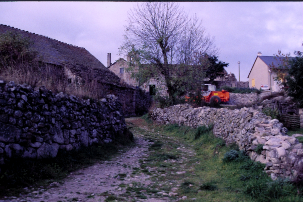 Chemin d'accès au village devant la parcelle 329