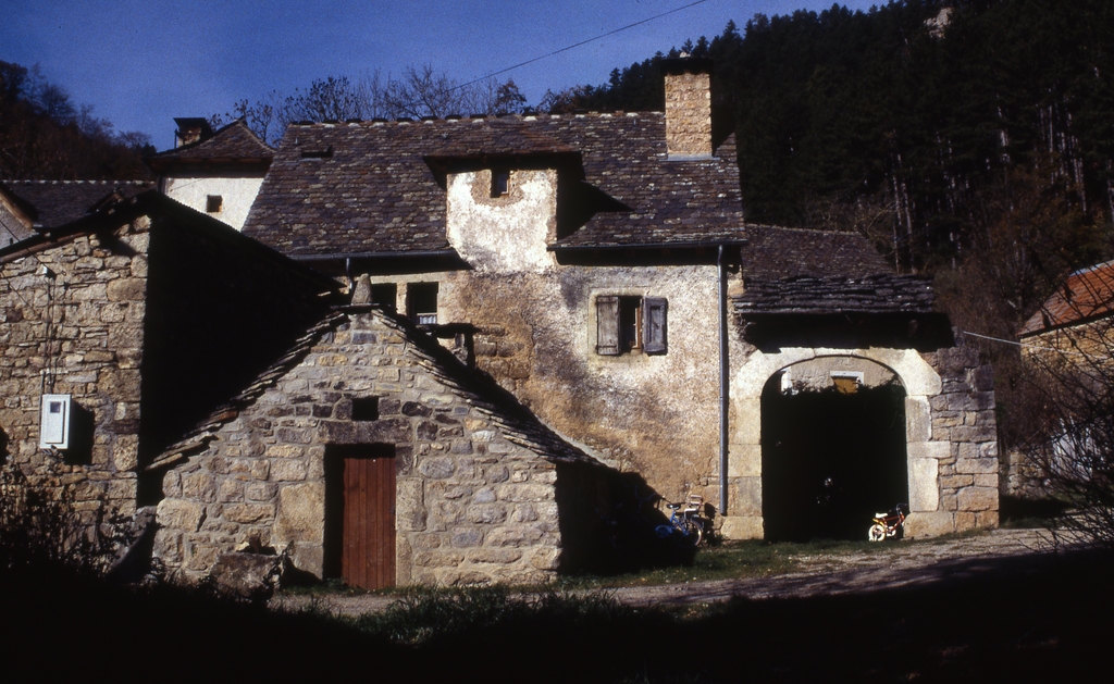 Vue d'ensemble prise de l'ouest avec le four commun en premier plan