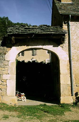 Porte charretière avec chaperon.