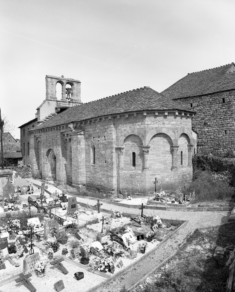 Prieuré, église paroissiale Notre-Dame de la Rouvière, Saint-Pierre.