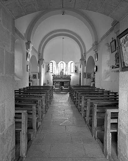 Vue d'ensemble de la nef et du choeur.
