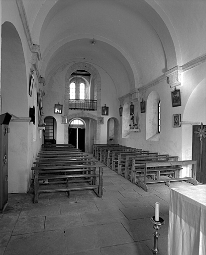 Vue d'ensemble de la nef prise à partir du choeur.