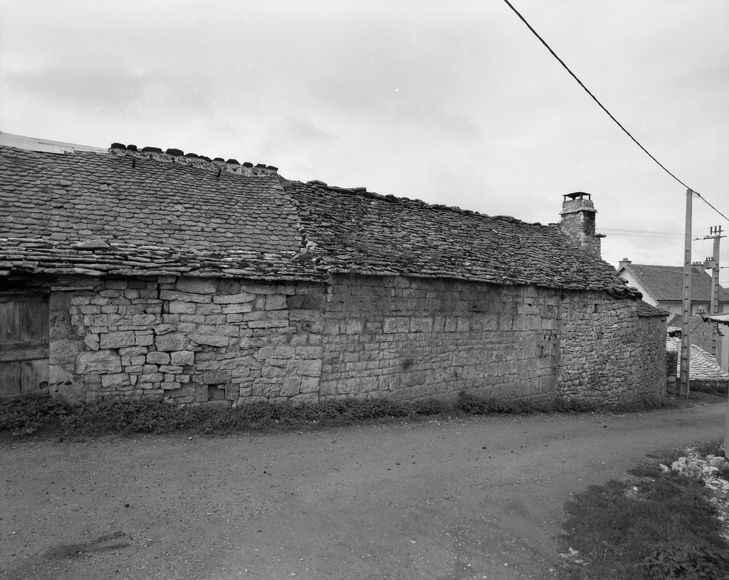 Elévation postérieure d'une ferme (p.c. 54) au Falisson : appareil assisé de calcaireaucentre. Toits couverts de schiste (à gauche) et de calcaire (à droite)
