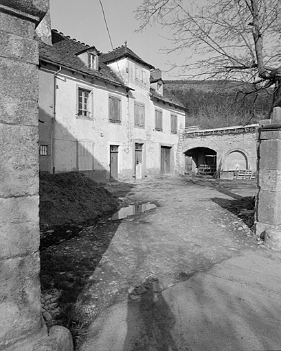 Vue d'ensemble de la cour prise du sud-ouest avec à gauche le logis XIXè ; au fond la clôture avec la fontaine, le passage couvert et le pigeonnier.