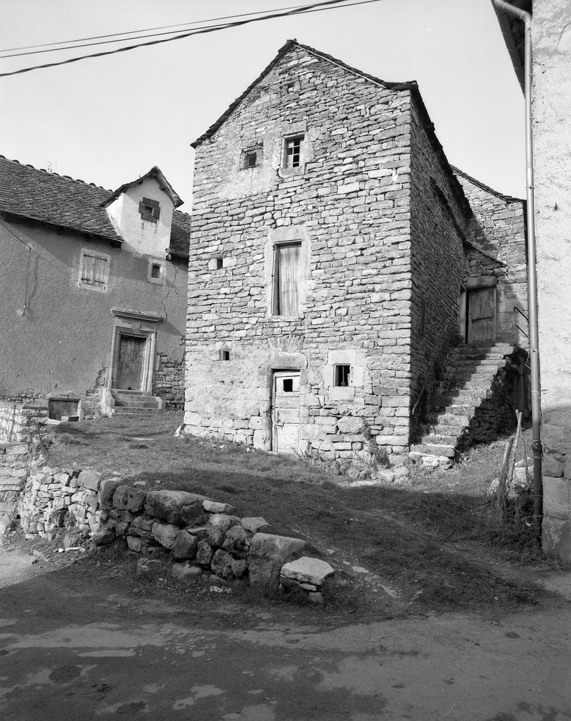 Mur-pignon de l'ancien logis (p. c. A1 34) et escalier extérieur menant à l'entrée d'un deuxième logis (p. c. A1 52)