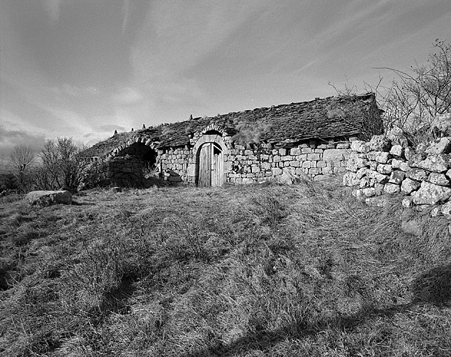 Vue d'ensemble de la grange et de l'aire à battre prises de l'est.