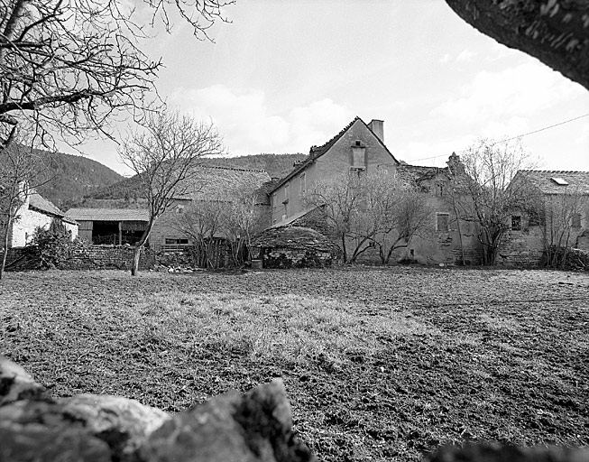 Vue d'ensemble d'une ferme de plan en L au hameau de Julhers (p. c. AH 99).