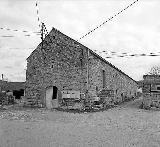 La ferme : vue d'ensemble de la grange-étable prise du nord-ouest.