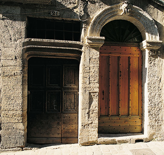 Portes, début du 16e siècle et seconde moitié du 17e siècle.