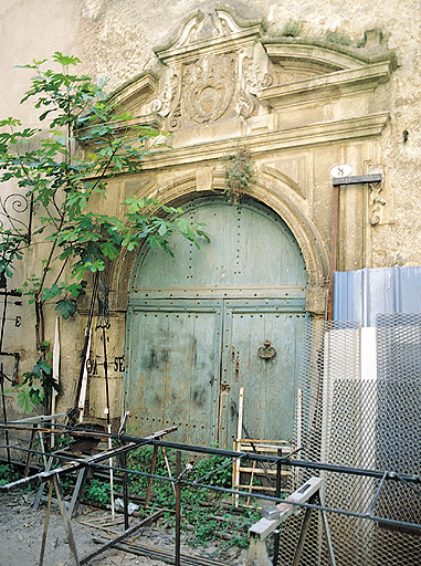 Porte de l'hôtel de Jonquières, première moitié du 17e siècle.