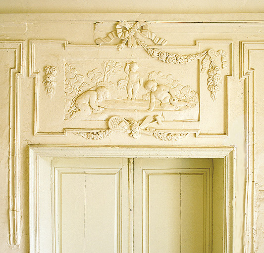 Vestibule, décor de gypserie, dessus de porte, le Jeu de billes, vers 1770.