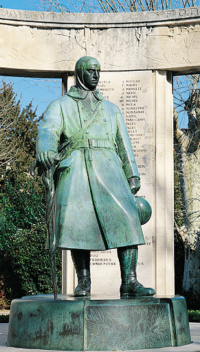 Monument aux Morts, statue du Poilu, par Joachim Costa, 1920-1922