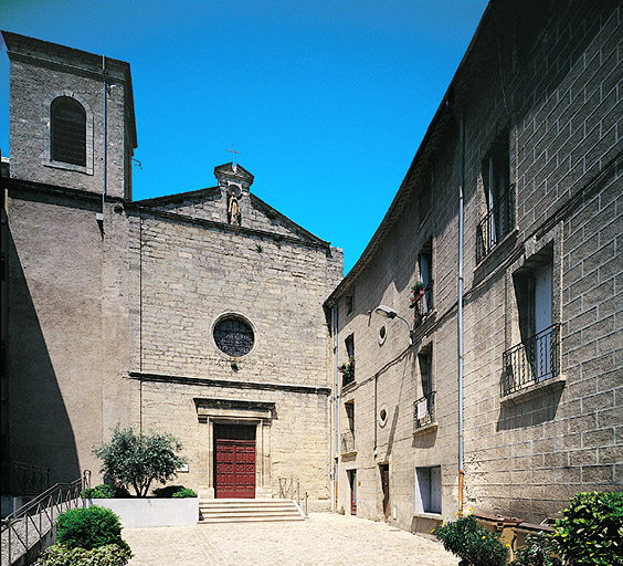 Façade principale et clocher.